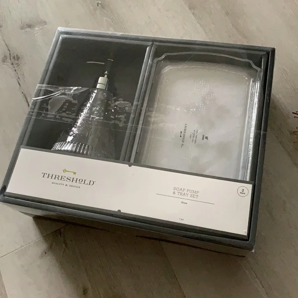 THRESHOLD Soap pump Glass Tumbler Soap tray‎ clear NIB bathroom accessories